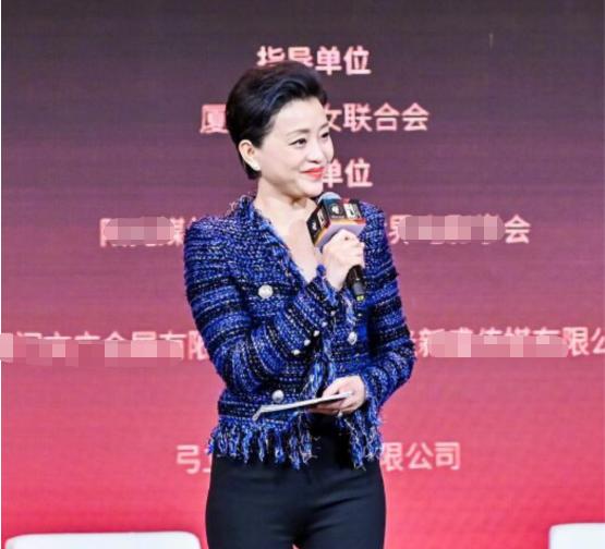 杨澜近照脸部僵硬太显老,年薪超两百万,为保鲜感情每天表白老公