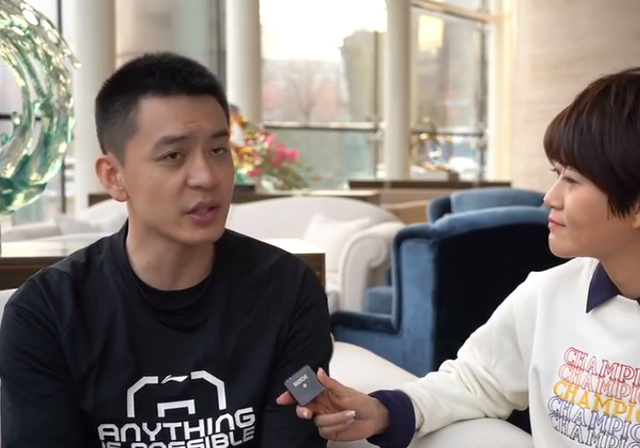 而在杨鸣这里也接受了采访,他提到自己黑眼圈的时候表示:比赛结果最