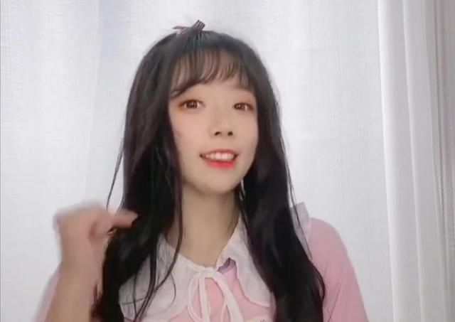 王奕萌剪短发后粉丝分不出她是男是女意外撞脸另一位千万网红