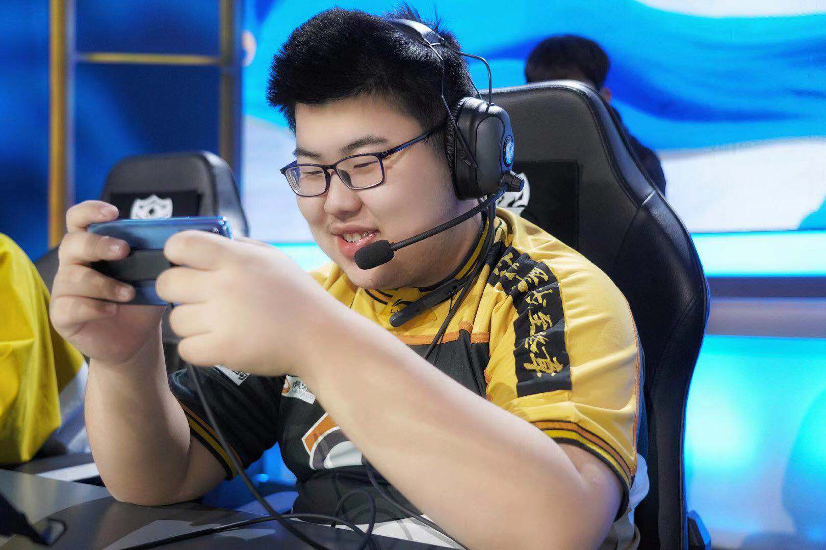 kplqg小胖遭遇差别对待赢比赛队友搀扶输了只能拄拐下场