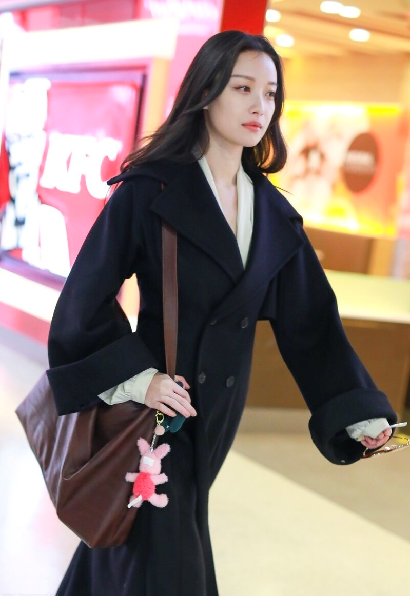 倪妮的好气质太独一无二,穿黑色大衣复古精致,高级优雅太迷人