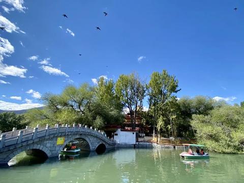 拉萨宗角禄康公园,龙王潭中的倒影,还有欢乐的藏族歌舞