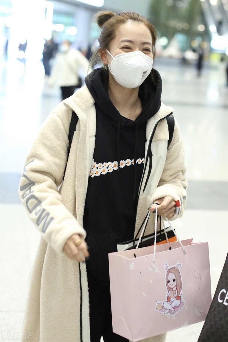 白冰穿黑色卫衣外搭白色摇粒绒现身,扎起丸子头很可爱吧