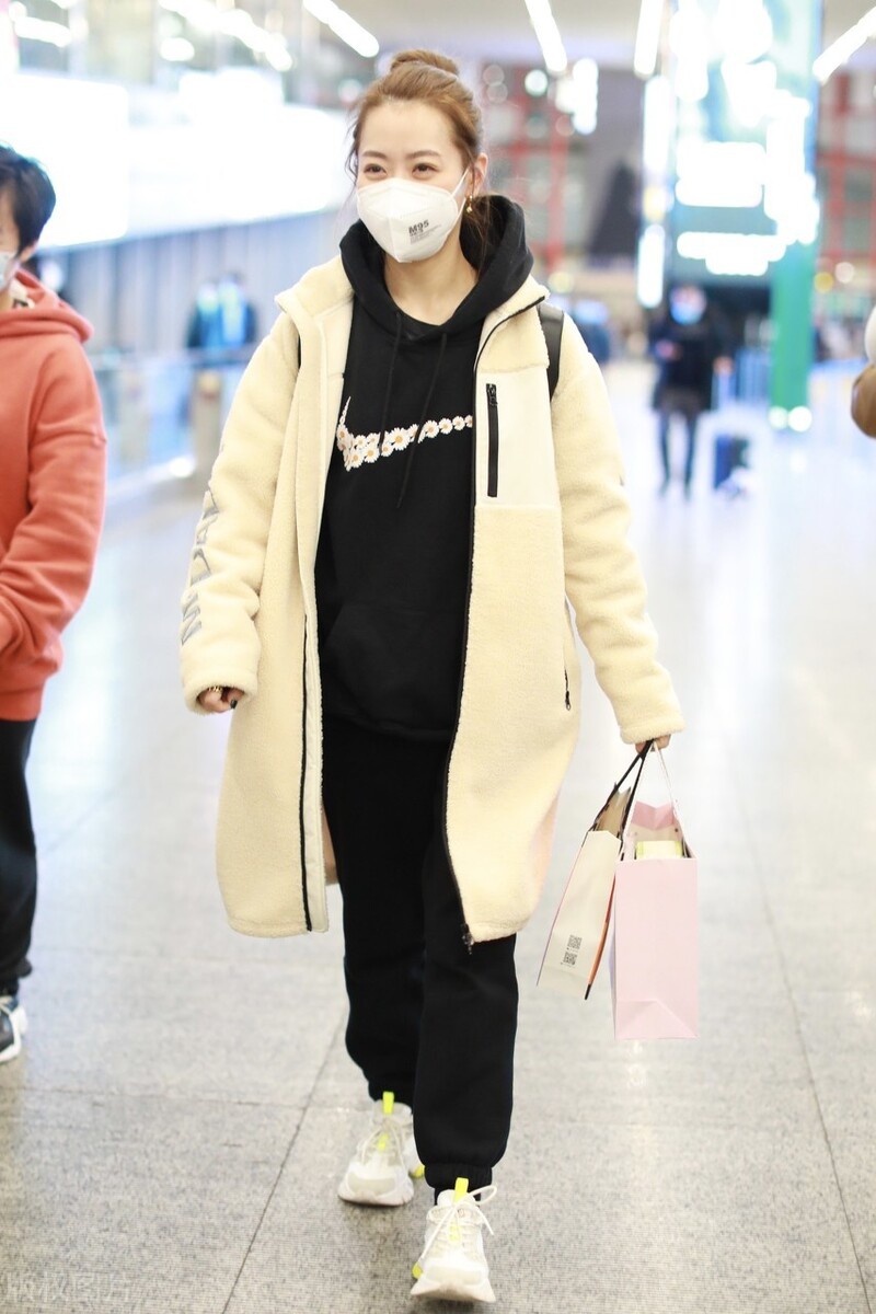 白冰穿黑色卫衣外搭白色摇粒绒现身,扎起丸子头很可爱吧