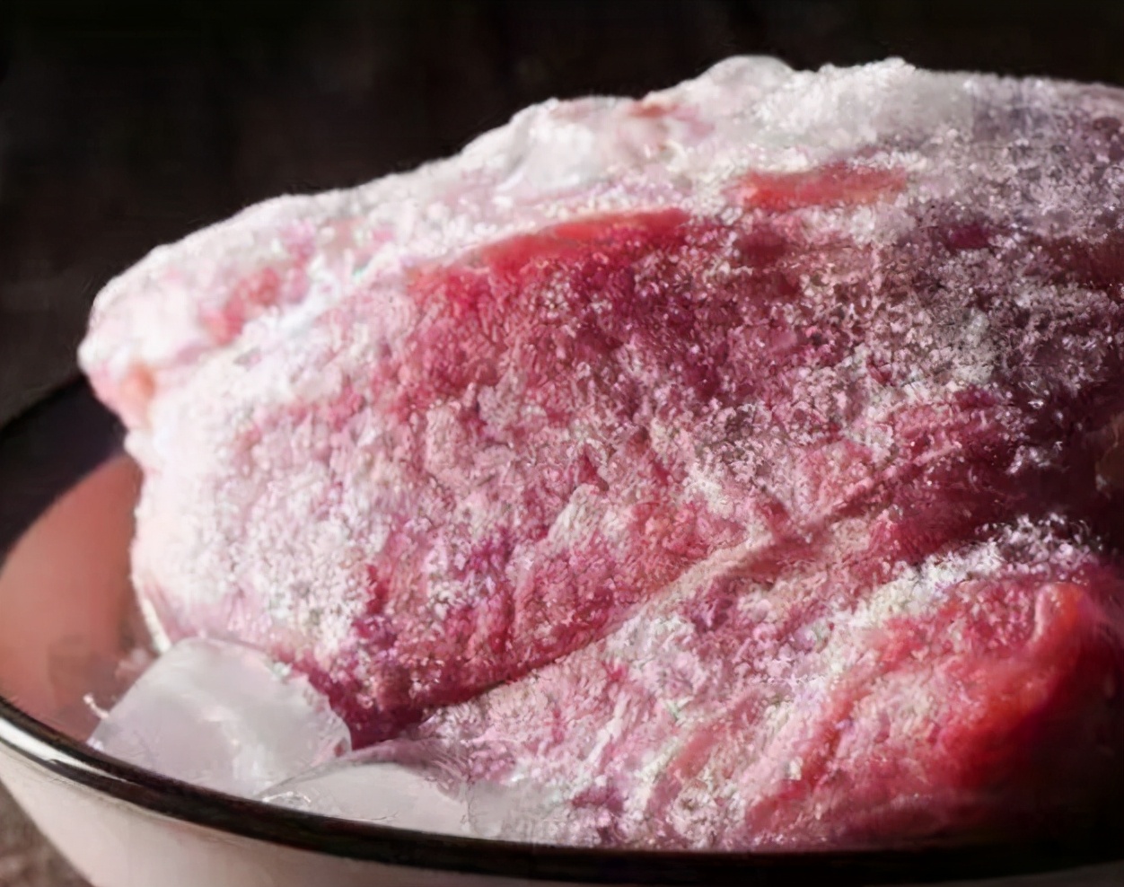 解冻肉时不能直接用水泡大厨教你2个技巧解冻快口感鲜嫩