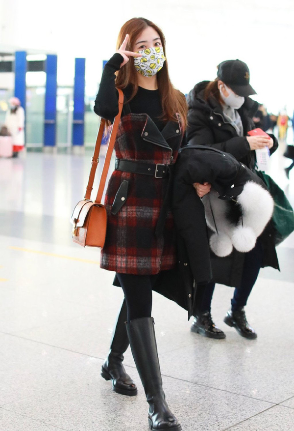 张含韵打扮太少女了,红格纹抹胸裙配中筒靴,甜美可爱小个子必学