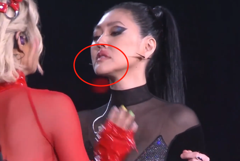 蔡依林小s大胆"激吻",用力过猛导致口红掉色,化妆师紧急补妆