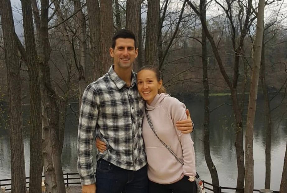 享受二人世界!德约科维奇将娇妻紧紧拥入怀中,恩爱有加幸福美满