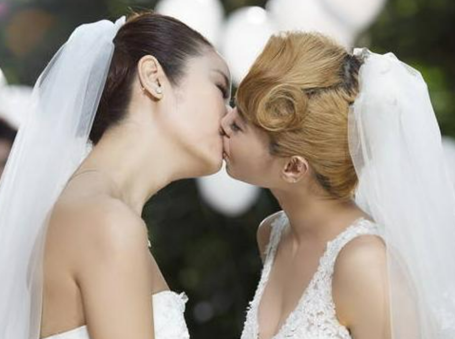 蔡依林小s大胆"激吻",用力过猛导致口红掉色,化妆师紧急补妆