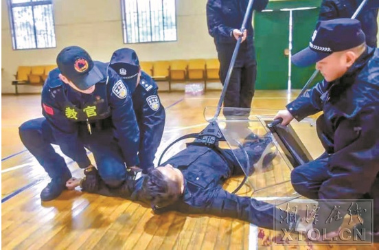 警察年度训练考核,考核内容包括仰卧起坐,俯卧撑,手铐和警绳单兵操作