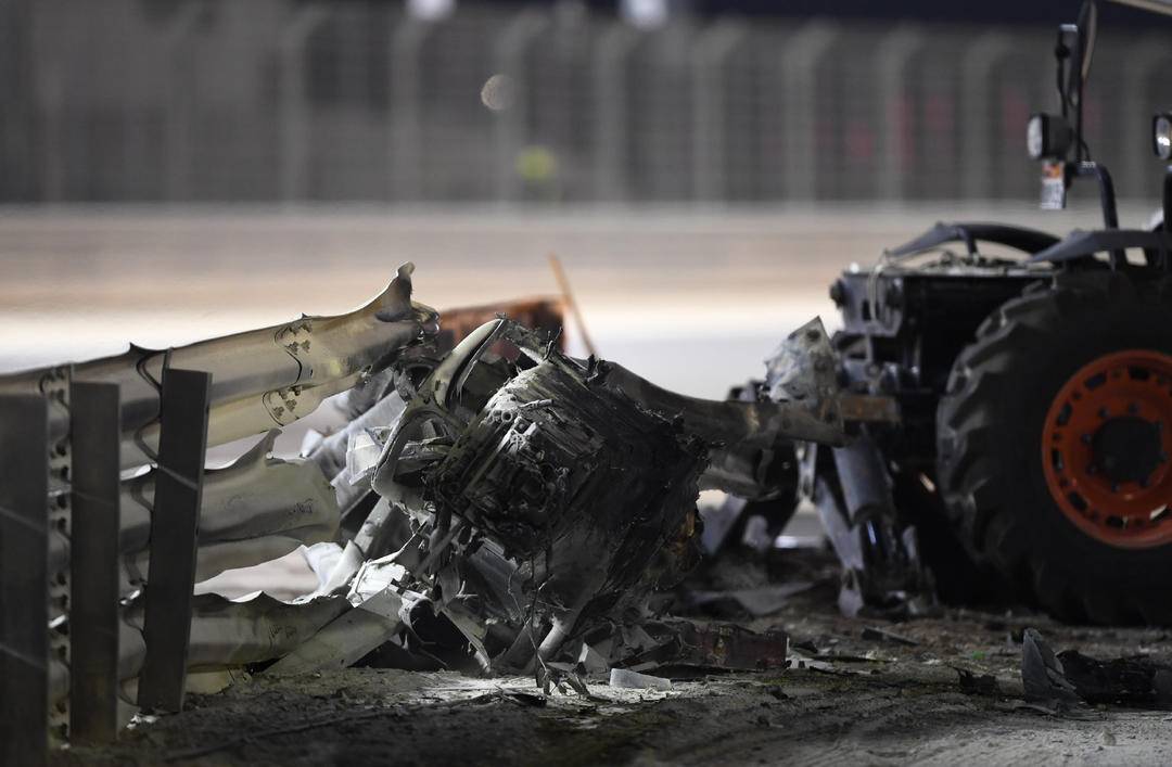 在事故发生之后,格罗斯让第一时间从着火的车身中爬了出来,赛道边的