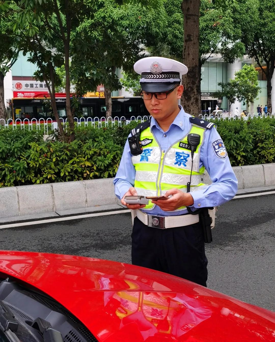 广州6名交警荣获"南粤交警先锋"称号|广州|交警|新冠肺炎_新浪新闻