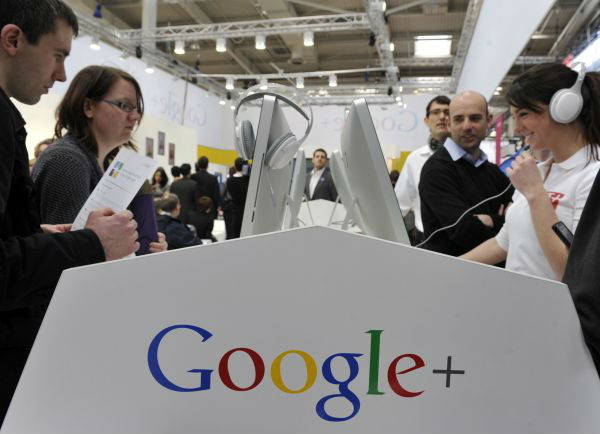 资料图片：2012年3月6日，在德国汉诺威会展中心举行的汉诺威信息及通信技术博览会上，参观者在谷歌展台参观。新华社