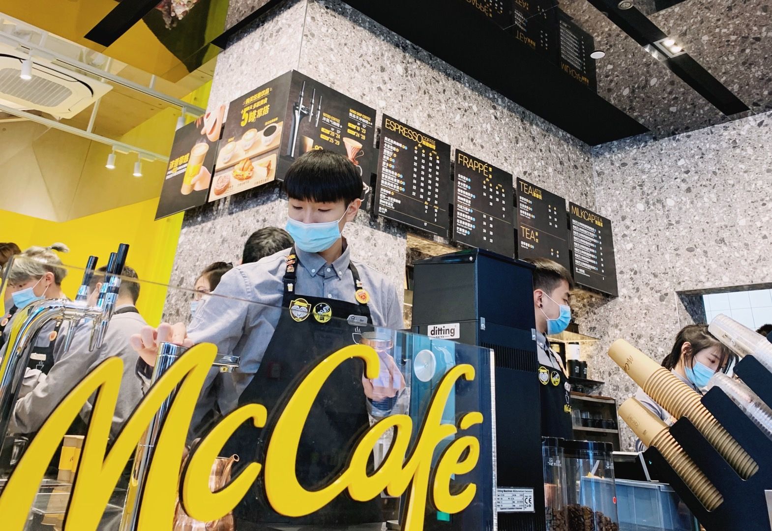 麦当劳咖啡师服装图片