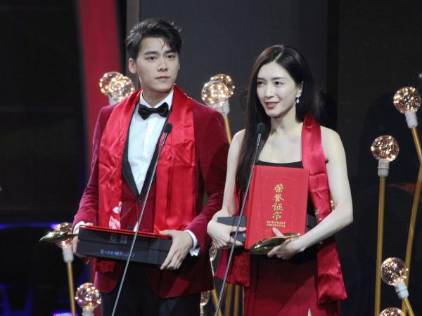 2020中国好演员颁奖礼:江疏影李易峰红黑配默契同框 张若昀获优秀演员