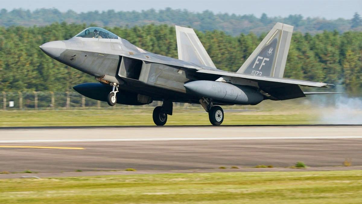 f-22"猛禽"战机展示"大象漫步" 一架接一架起飞甚为壮观