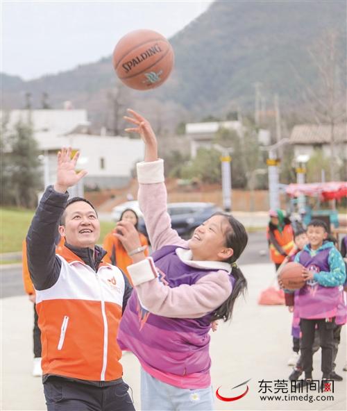 ■东莞社工罗睿杰训练社区篮球队的小球员