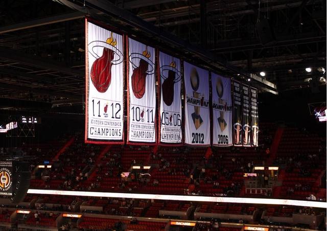 1988年加入联盟中的热火队,他们的主场球馆穹顶悬挂着三面总冠军旗帜