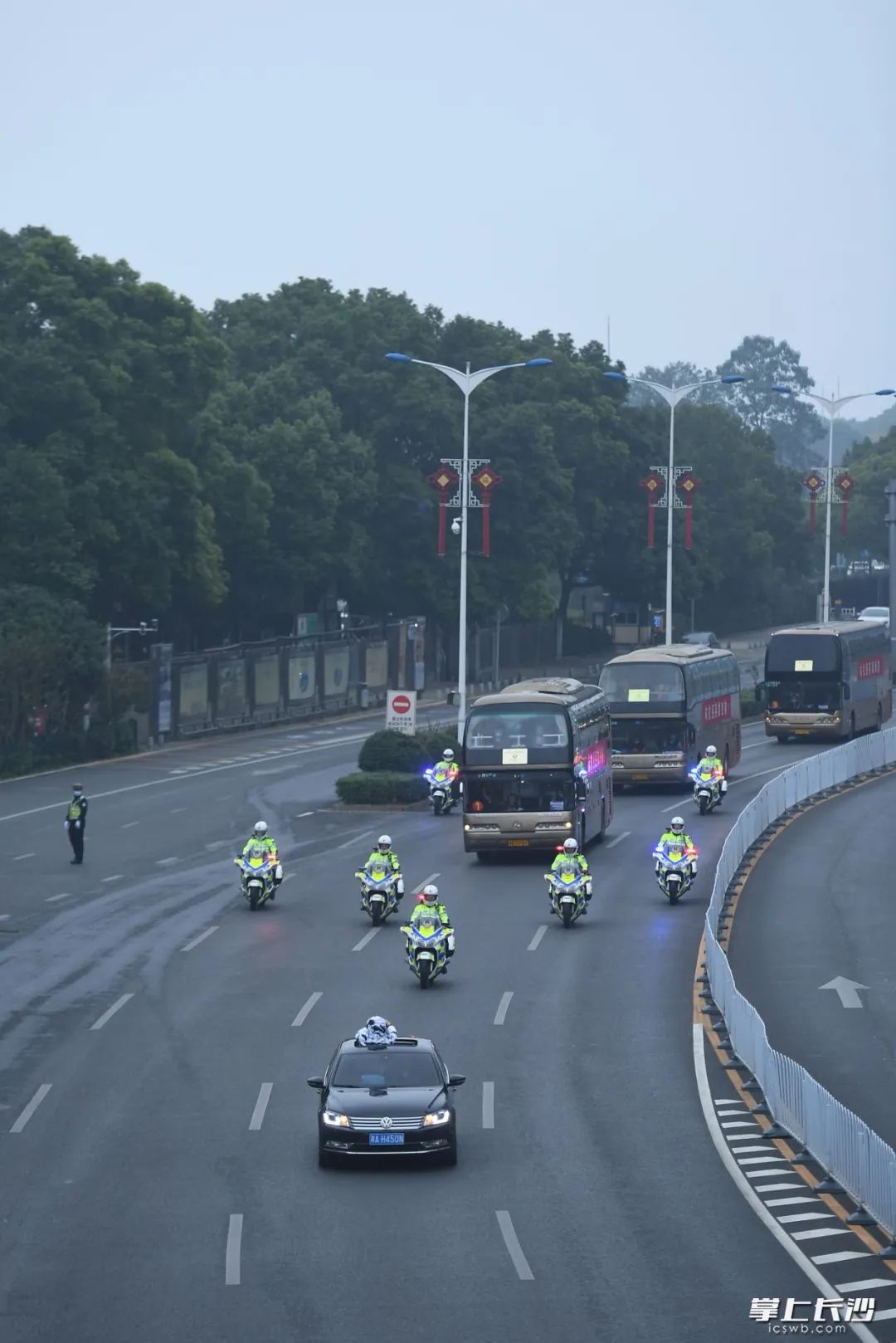 警车开道铁骑护卫今天最高礼遇致敬英雄