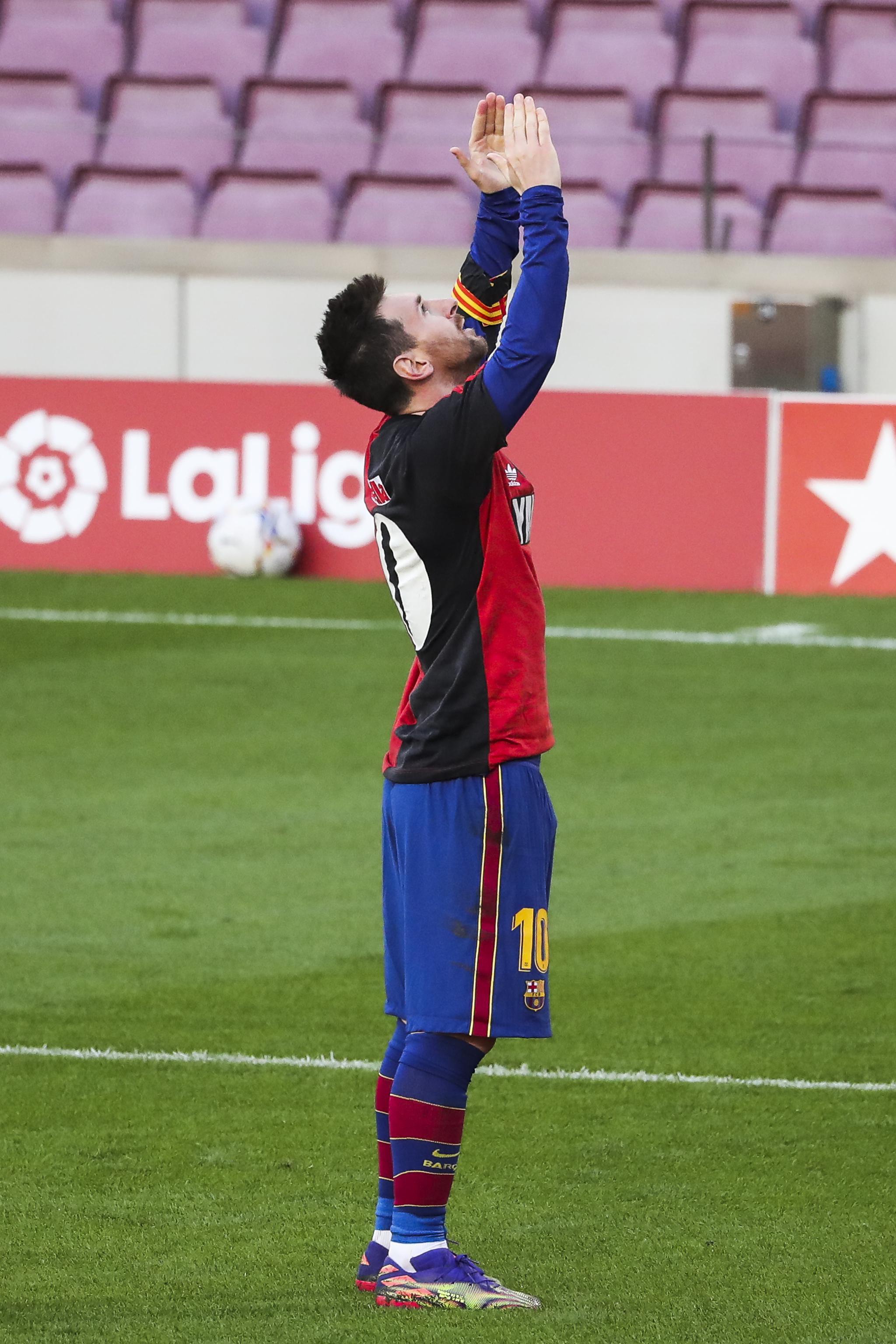 11月29日,巴塞罗那队球员梅西在比赛中进球后穿着马拉多纳球衣向其