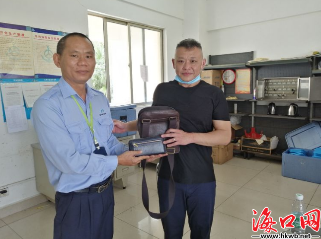 吴岳柏(左一)将物品交还乘客.(海口公交集团供图)