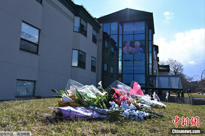 当地时间4月16日，魁北克省赫伦养老院外，放着悼念因新冠不幸离世的老人们的花束。