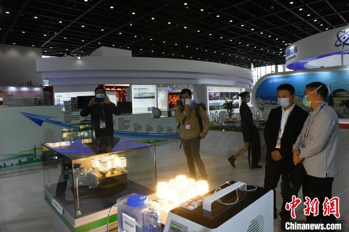     上海博氢能源公司展出的300w便携式甲醇重整氢燃料电池　蒋雪林　摄