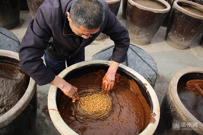 在山东惠民武定府酿造有限公司,工作人员在加紧生产武定府酱菜