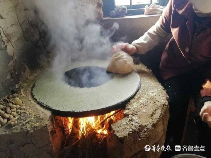 情报站日照壹粉柴火土鏊子烙的地瓜煎饼又香又甜解乡愁