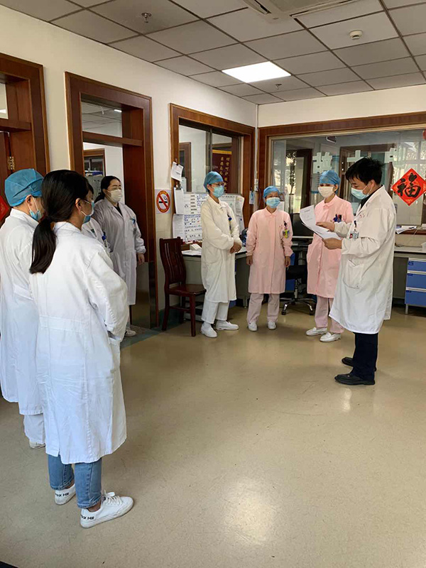 新时代奋斗者|他是老年病区大家长,在疫情时为老人料理后事