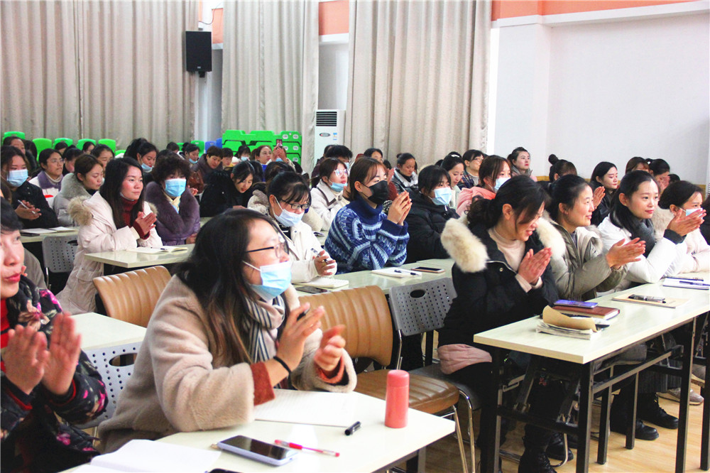 下一日生活的有效开展》经验交流与专题讲座,主讲老师们用创新的理念