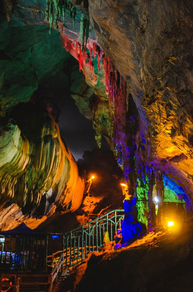 溶洞内还有"幽谷","山林","田园"…… 这是一趟奇妙的旅程.