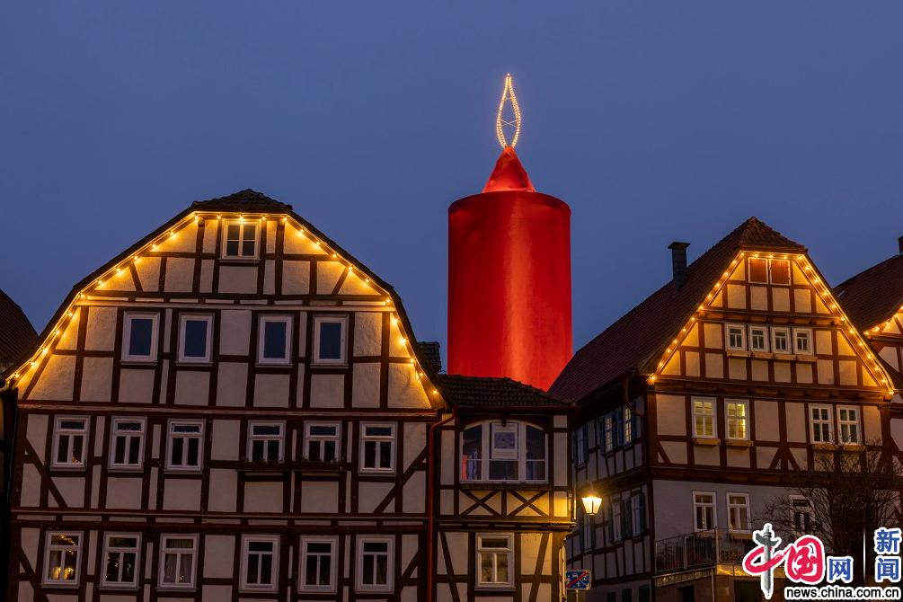 世界最大圣诞蜡烛亮相德国高度为42米