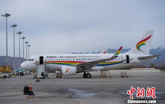 资料图：停靠在拉萨贡嘎机场内的西藏航空班机。(图文无关)    何蓬磊 摄