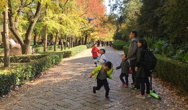 蔡宁（音）和家人在公园游玩（香港《南华早报》网站）