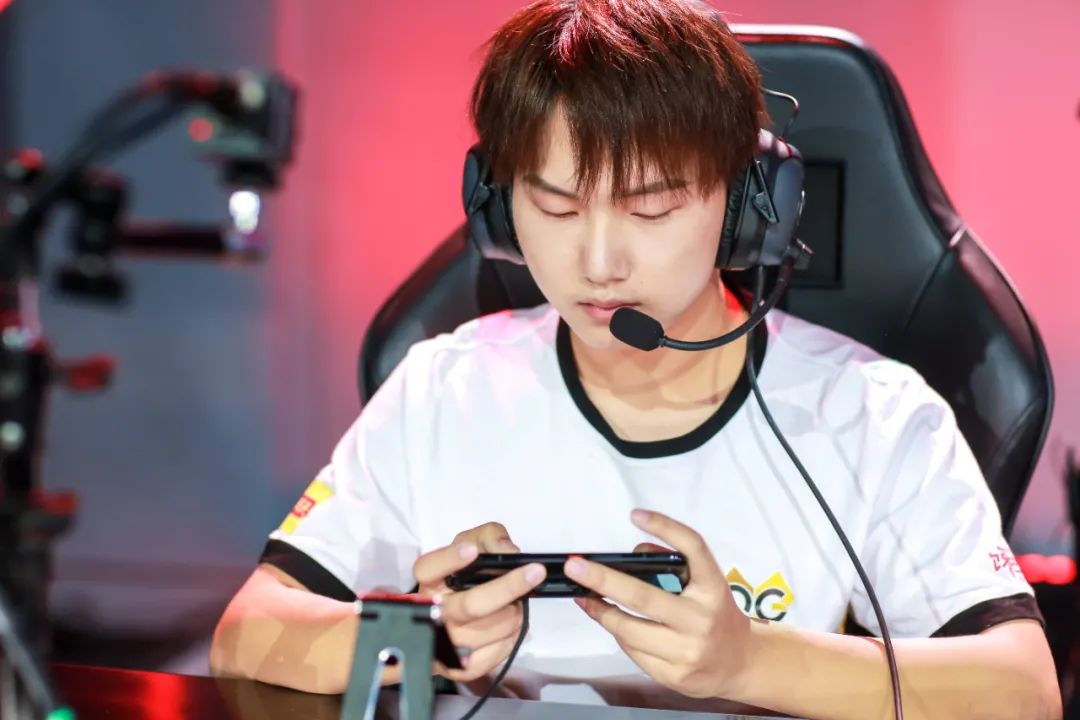 从切菜小工到电竞新星,一位20岁男孩的传奇人生