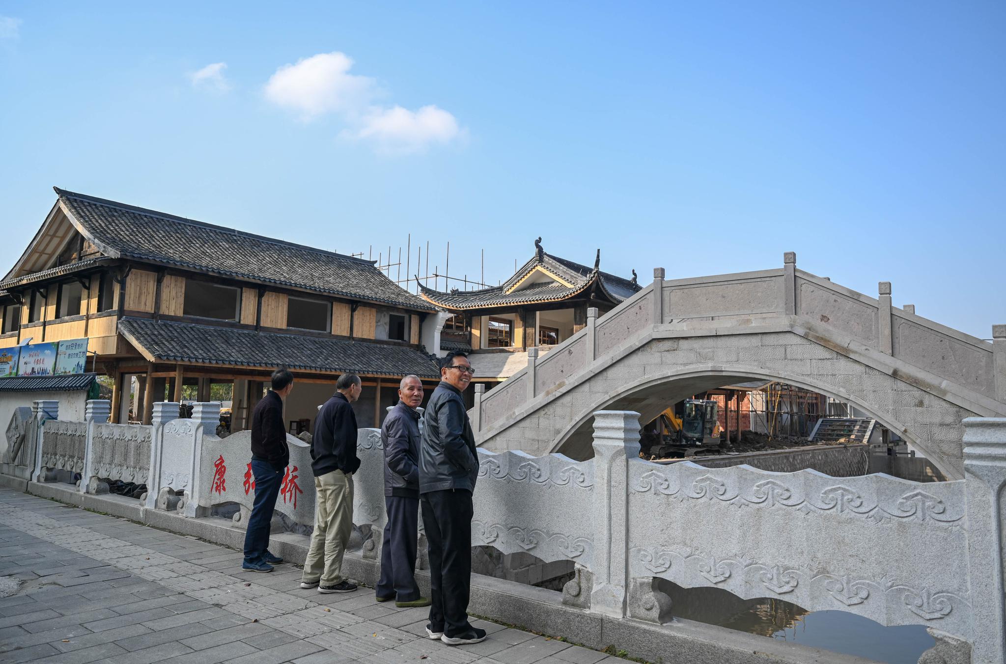 许多老义桥人对义桥老街项目进展十分关注.