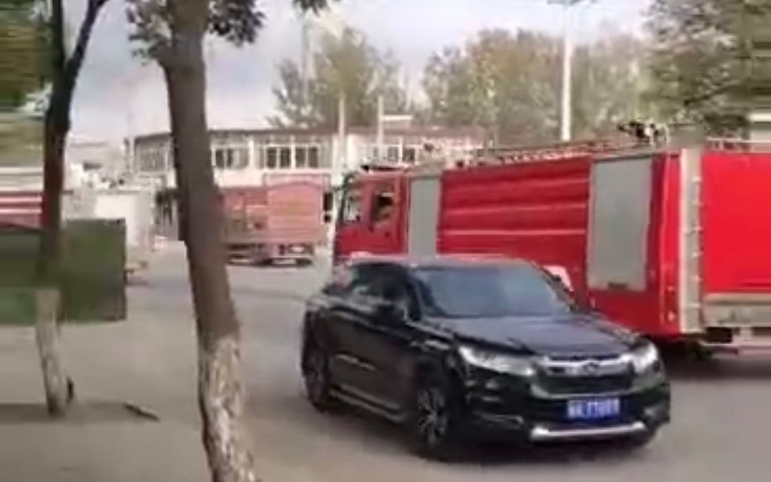 消防车辆随后赶往现场处置。来源：受访者供图