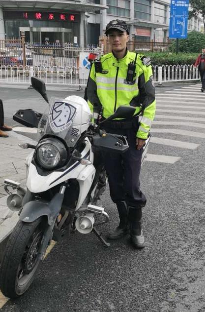 杭州男子堵高架上崩溃：我老婆羊水破了...接下来的操作神了休闲区蓝鸢梦想 - Www.slyday.coM