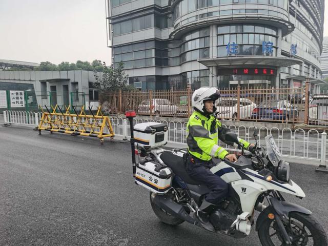 杭州男子堵高架上崩溃：我老婆羊水破了...接下来的操作神了休闲区蓝鸢梦想 - Www.slyday.coM