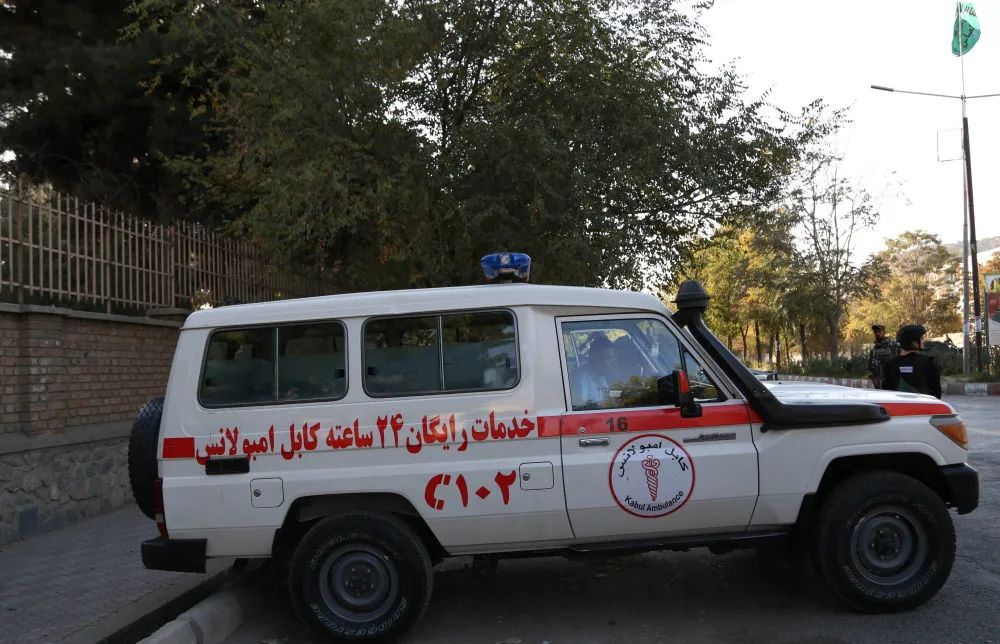 11月2日,在阿富汗喀布尔,一辆救护车停在交火地点附近.