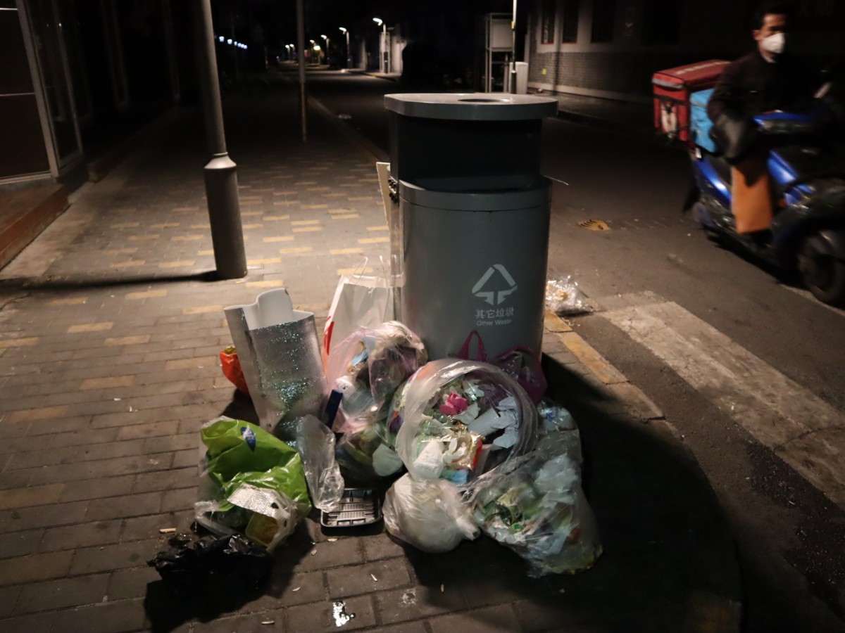 隔不远便有垃圾堆!最美网红胡同,夜间另有一"景儿"