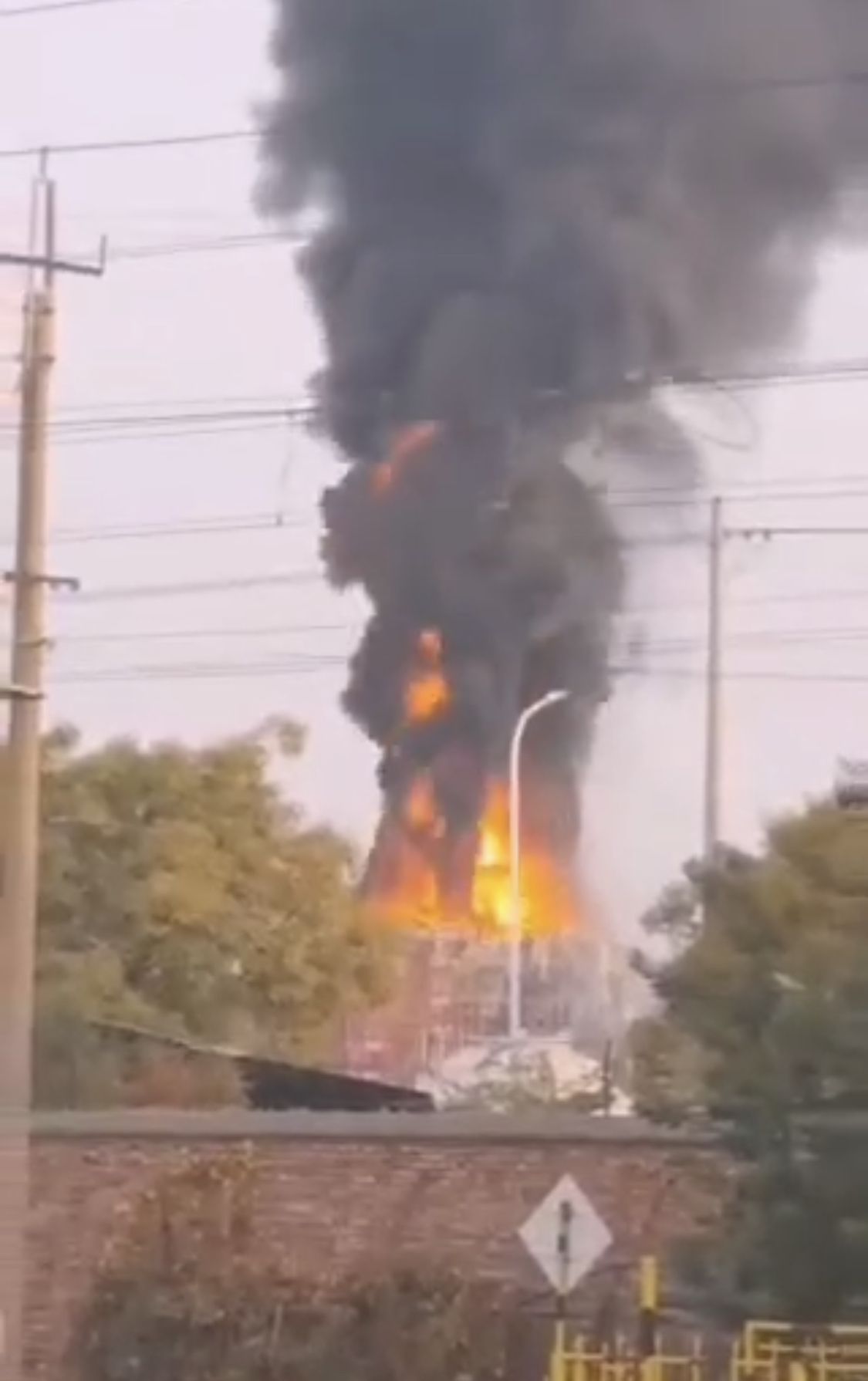 甘肃三欣新能源公司发生闪爆并起火 事故未造成人员伤亡