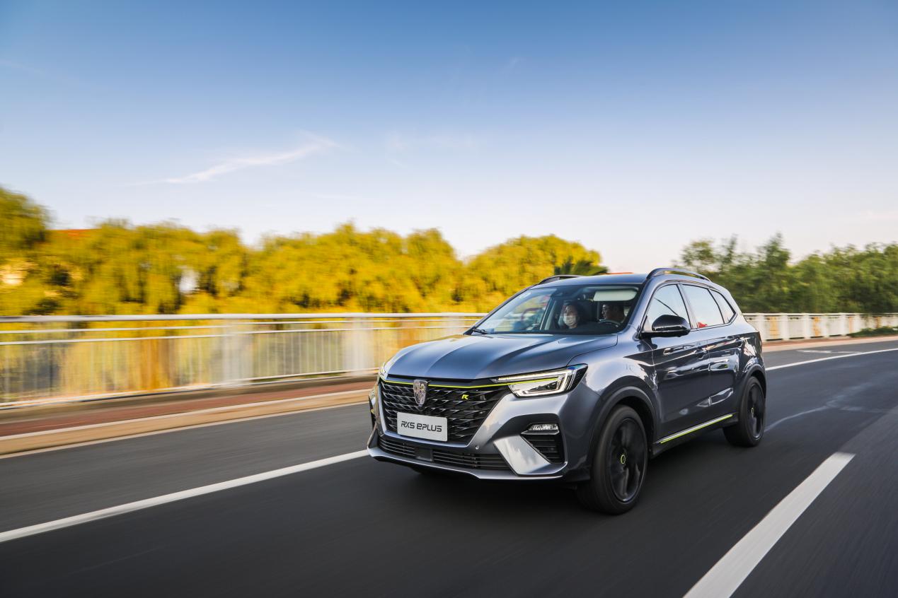 75s破百高颜值加持高性能试驾荣威rx5eplus插电混动版