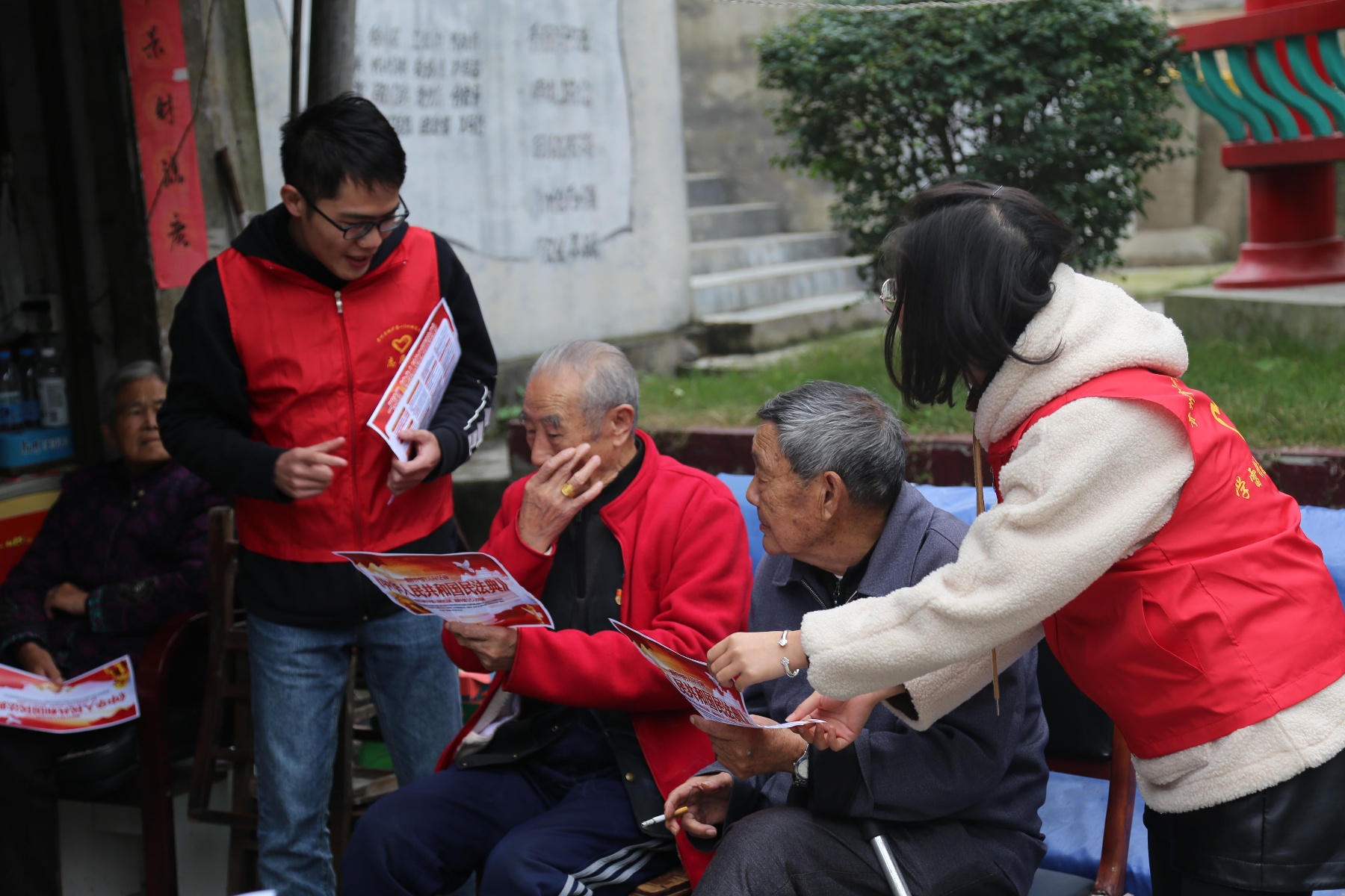 贵州地矿104队开展"民法典到身边"志愿者活动