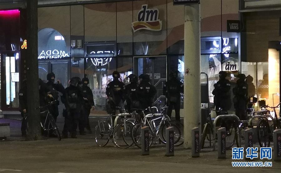 维也纳发生恐袭！枪手在犹太教堂附近开火，已致7人死亡，其中还有一名警察休闲区蓝鸢梦想 - Www.slyday.coM