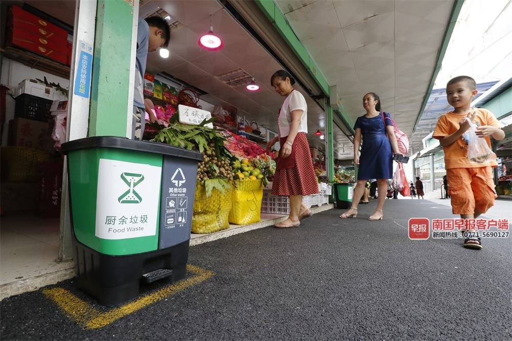 南宁市各农贸市场的垃圾桶已经进行垃圾分类.