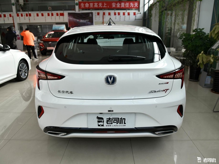 长安轿车中的颜值代表小哥带你看长安逸动xt