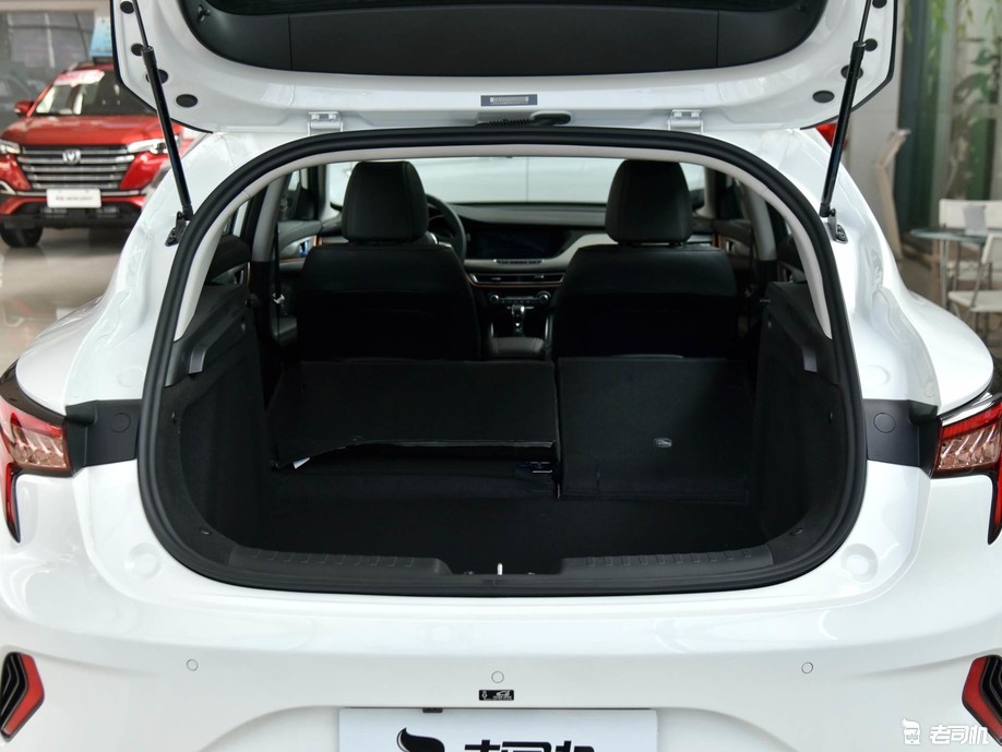 长安轿车中的颜值代表小哥带你看长安逸动xt