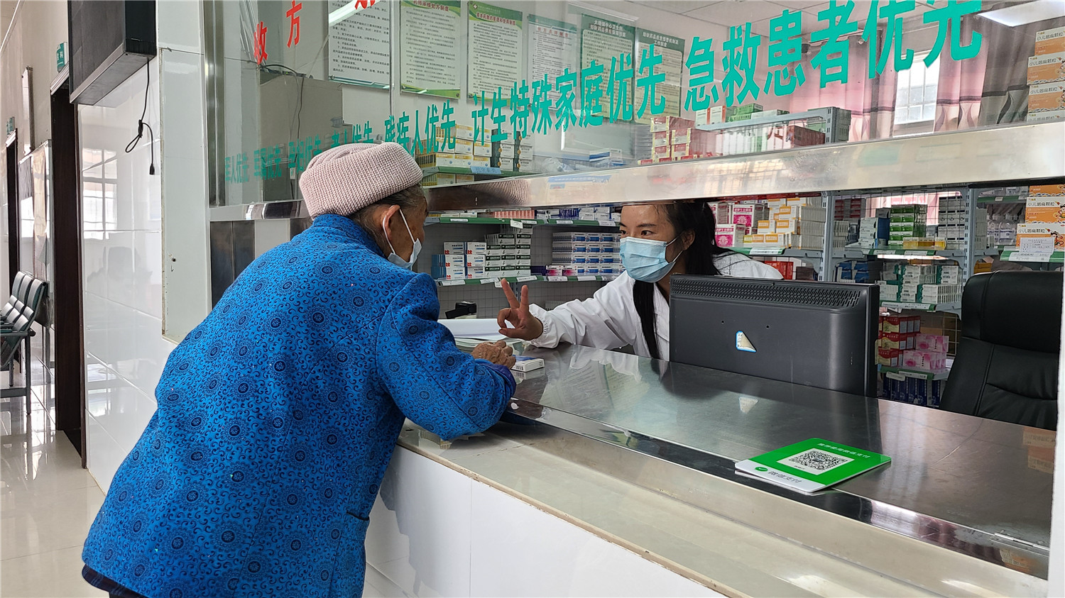 贵州山乡:到乡镇卫生院看病农民多了